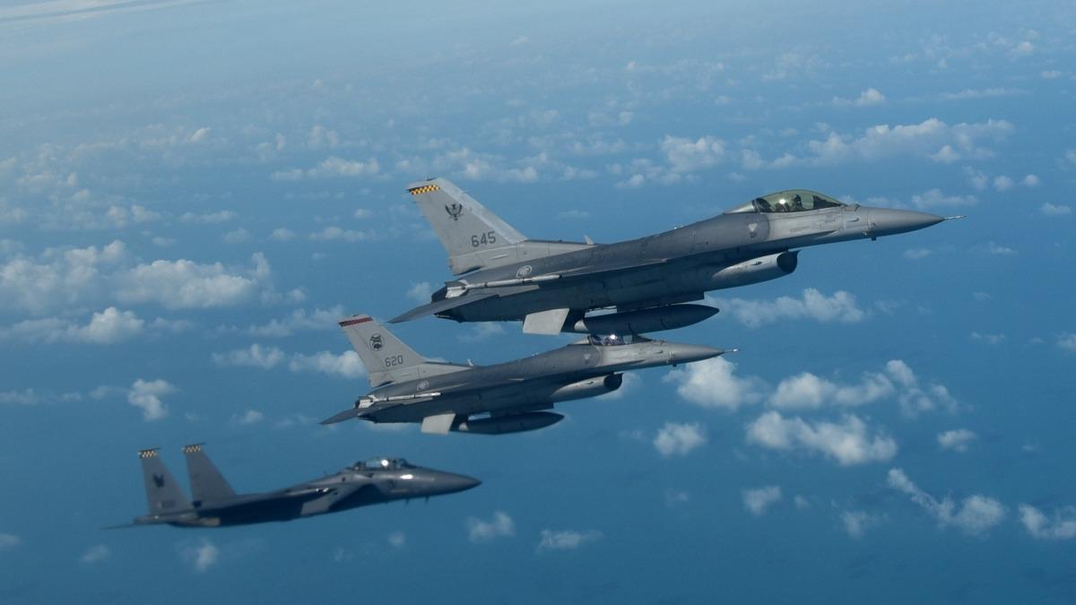 新加坡空軍現役空戰主力之一的F-16戰機（中與右）。（圖／翻攝自星國國防部）