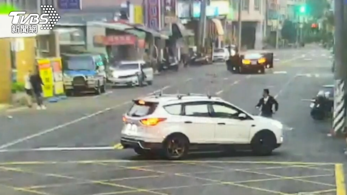 高雄市裕誠路凌晨上演飛車追逐，12名男子開車追撞並持空氣槍亂鬥。（圖／TVBS）