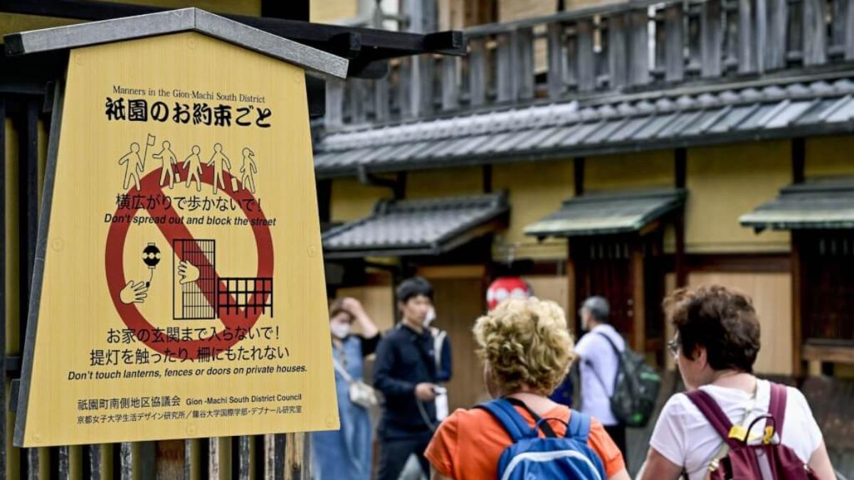 日本祇園花見小路一帶，預計5月底在兩處增設警告看板。（圖／共同社）