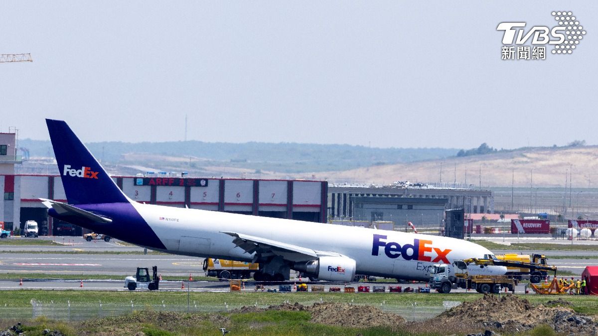 5月8日一架波音767貨機在土耳其伊斯坦堡機場降落時發生意外。（圖／達志影像路透社）