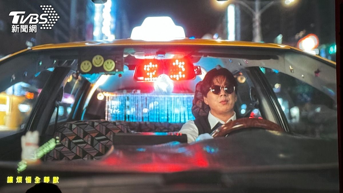 蕭煌奇化身計程車司機。（圖／劉建偉攝）