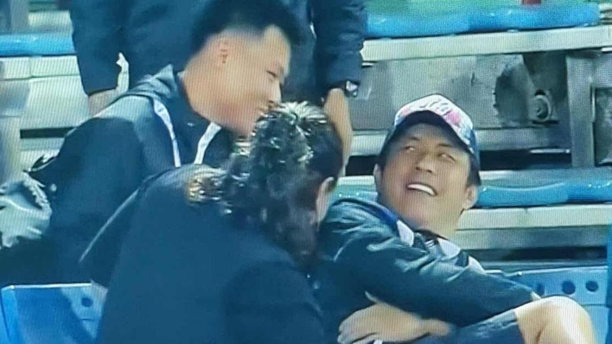 蘇炳憲被球砸傷先是嚇到，後來和友人笑成一團。（圖／翻攝自PTT）