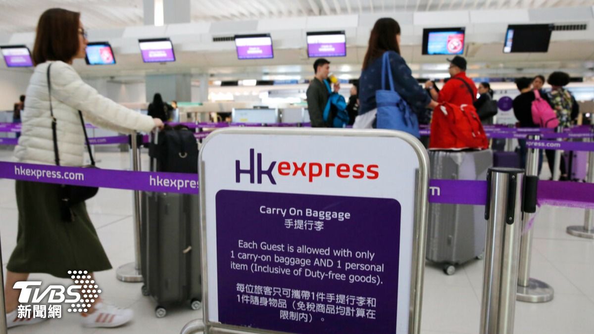 知名低成本航空「香港快運」修改行李制度，未來最低票價乘客，只能免費帶一件隨身物品上機。（圖／達志影像美聯社）