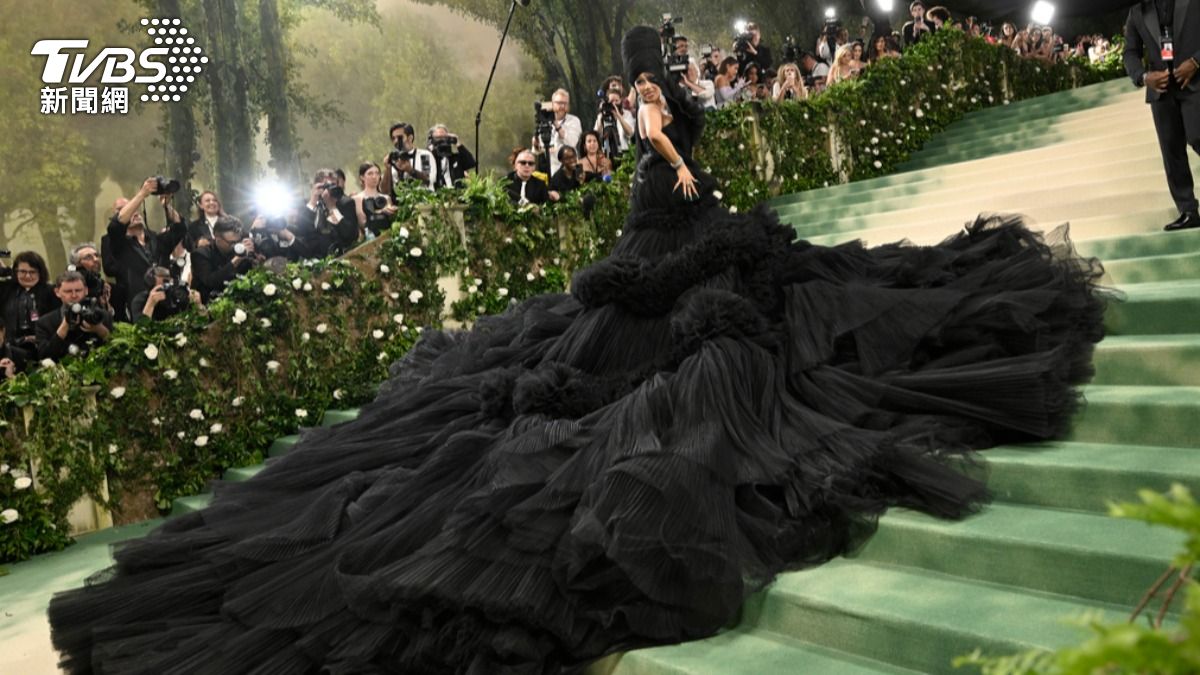 卡蒂B以一套黑色烏干紗禮服登上Met Gala紅毯，更在現場動用了9位工作人員幫她整理巨大裙襬。（圖／達志影像美聯社）