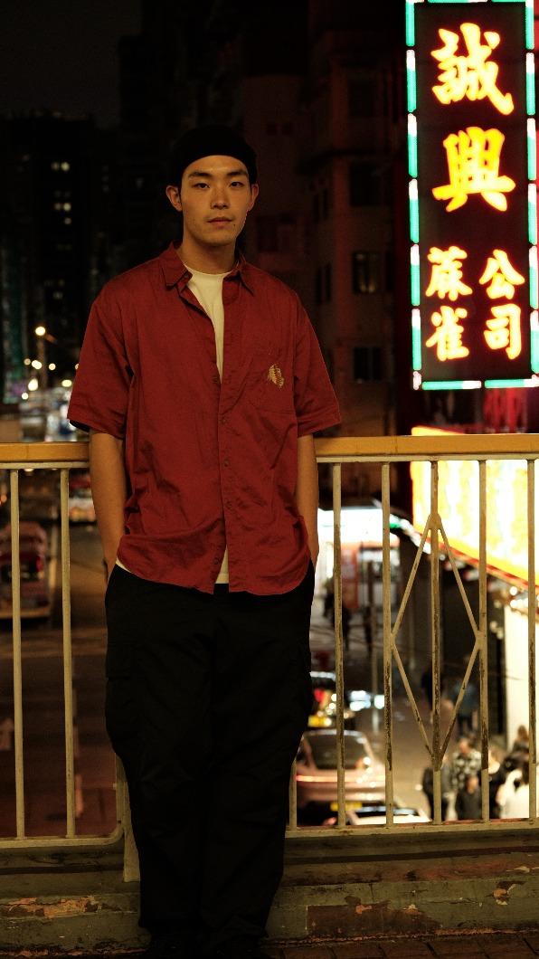 牧森從小就很喜歡港片，對於香港的建築及街道氛圍特別嚮往。（圖／周子娛樂提供）