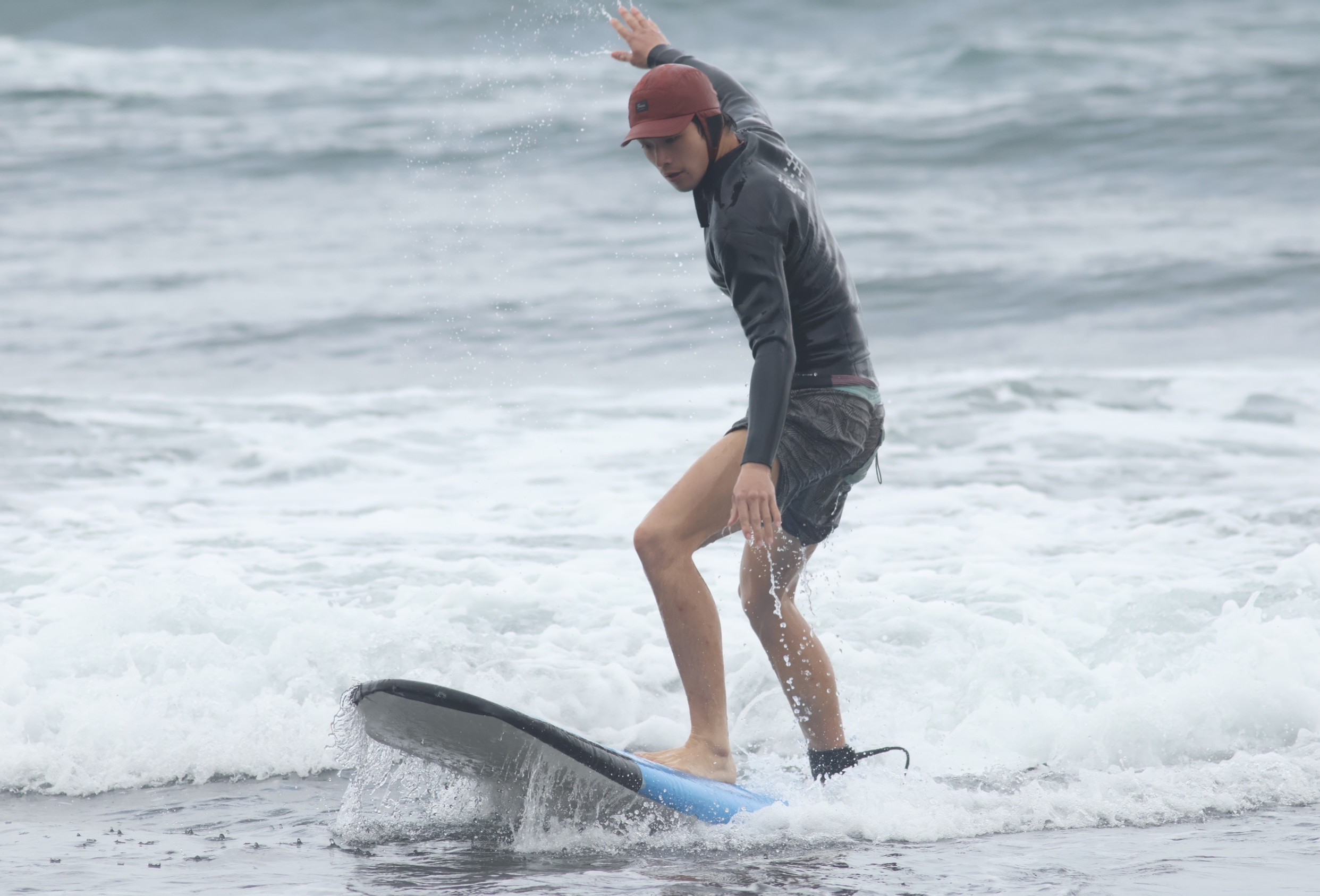 牧森靠規律的戶外運動維持體態。（圖／周子娛樂提供）