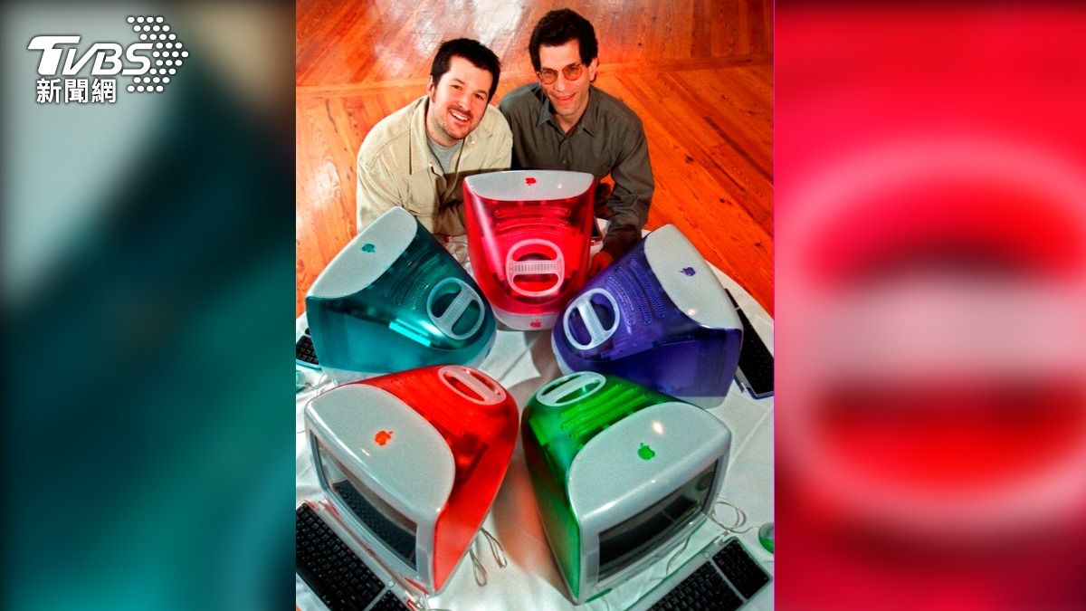  1999年3月，時任蘋果設計副總監艾夫（Jony Ive，左）與工程副總監魯賓斯坦（Jon Rubinstein，右）在iMac前合影。（圖／達志影像美聯社）