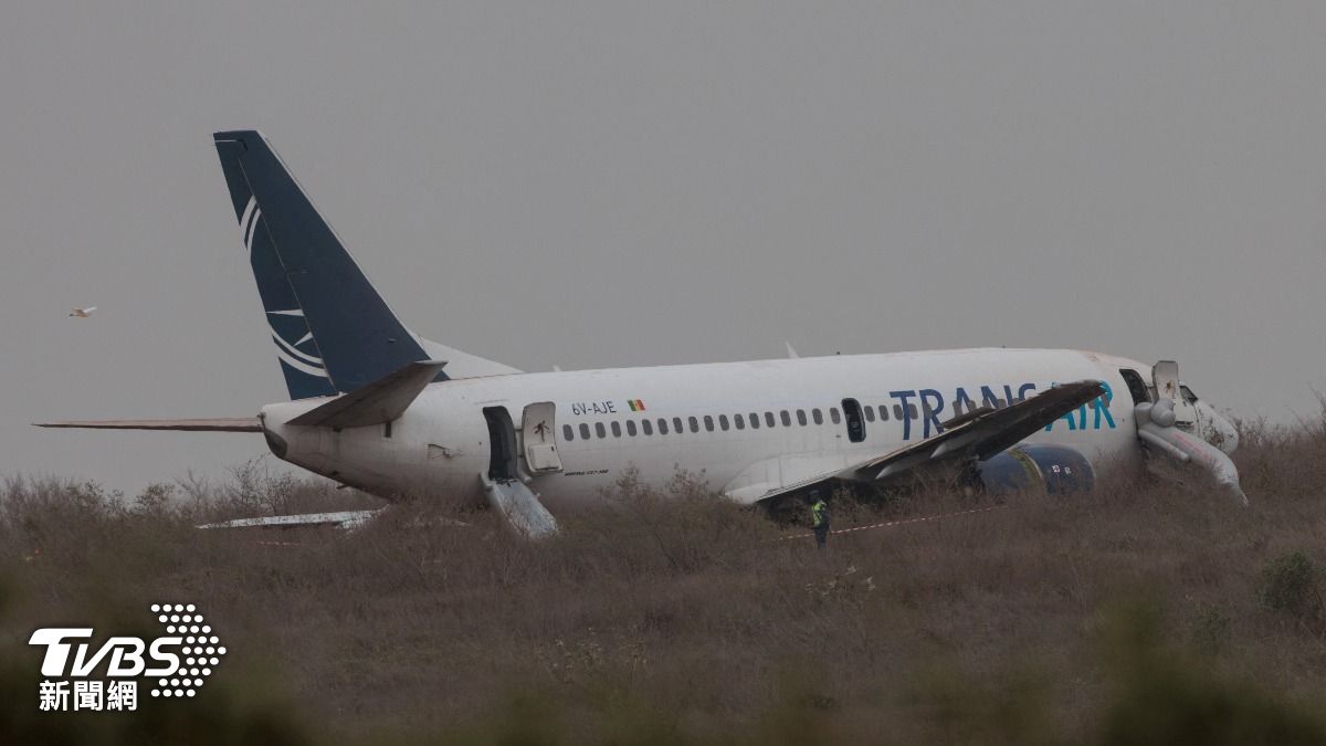 波音737客機在塞內加爾機場衝出跑道。（圖／達志影像路透社） 