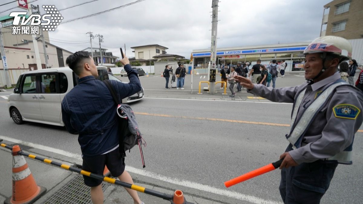 用來阻擋遊客在便利商店前拍攝富士山的黑色布幕設置工程已延宕。（圖／達志影像美聯社）