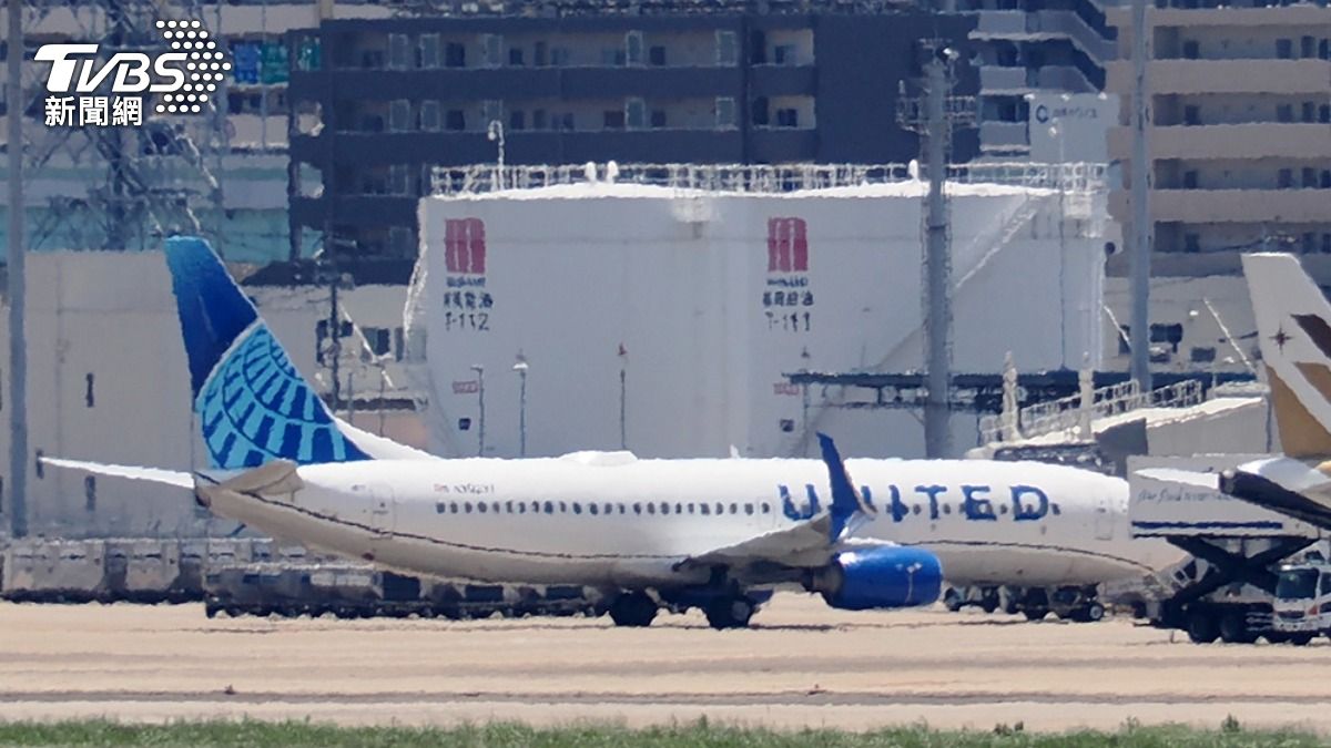 聯合航空一架機型為波音737-800的客機，今天上午從日本福岡機場起飛後出現故障，緊急折返降落在福岡機場。（圖／達志影像美聯社）