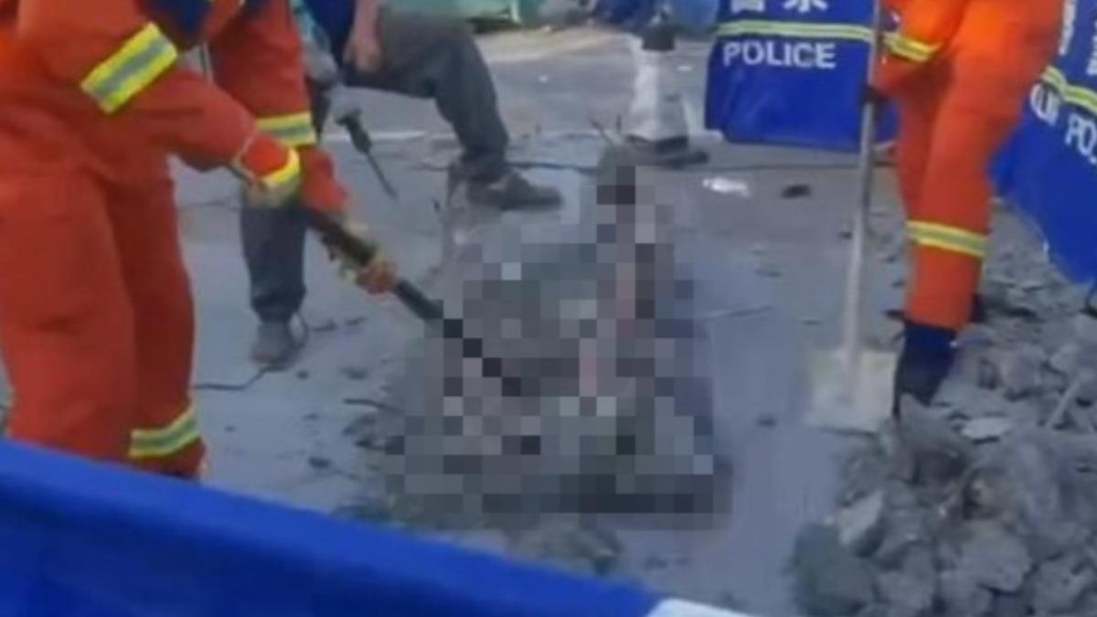 中國大陸一名男子殺害友人後用水泥封屍。（圖／翻攝自@極目新聞　微博）