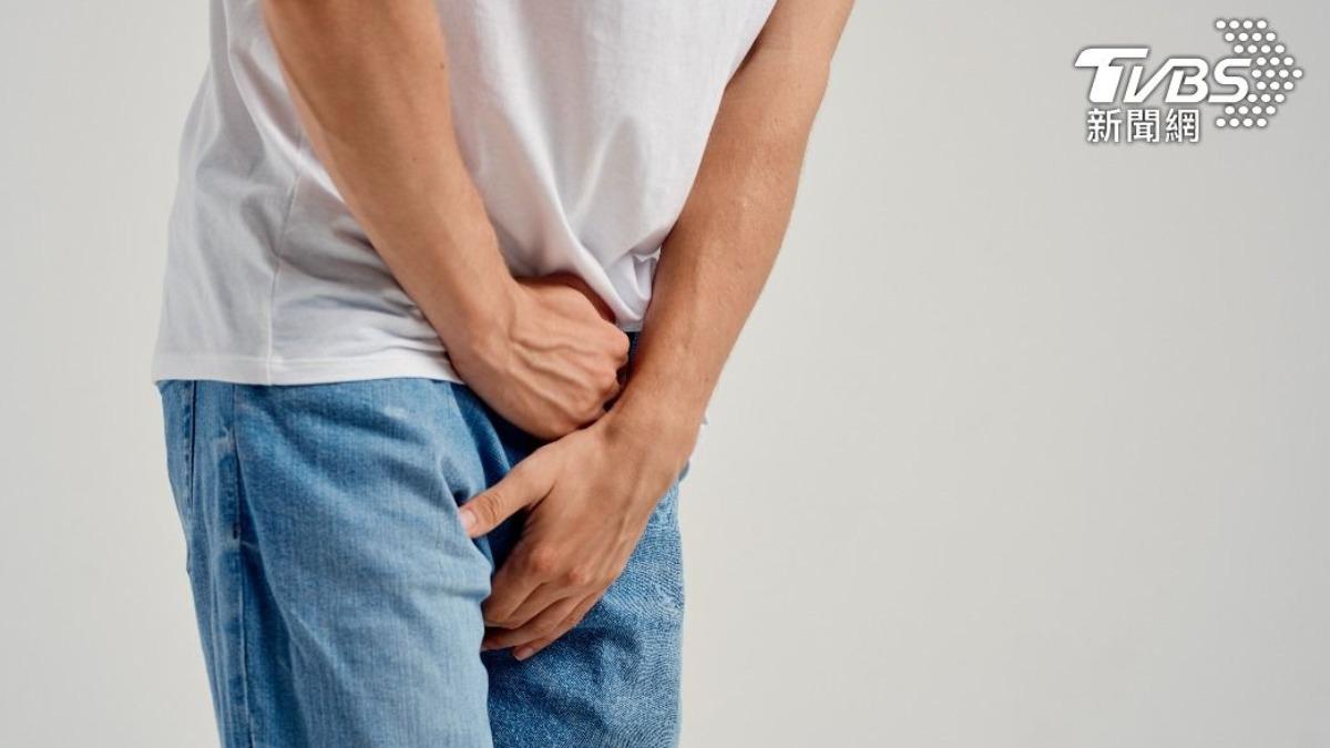 男子睪丸疼痛捂下體就醫。（示意圖／shutterstock達志影像）