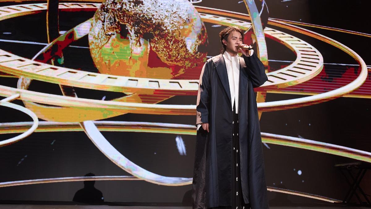 許富凱8度入圍最佳台語男歌手獎，讓他感動不已。（圖／何樂音樂提供）