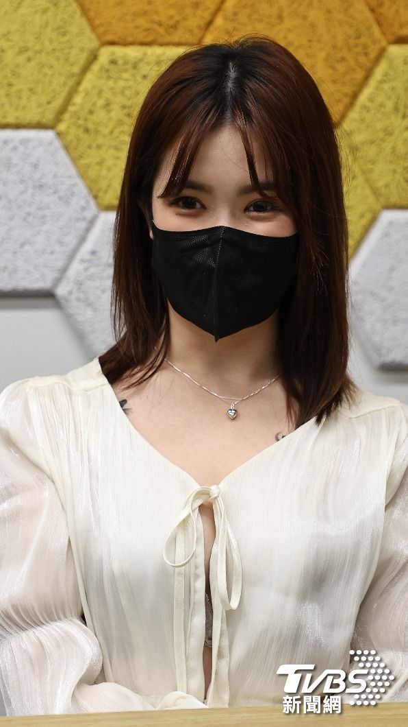 N覺得自己戴口罩比較美。(圖/張哲鳴攝)