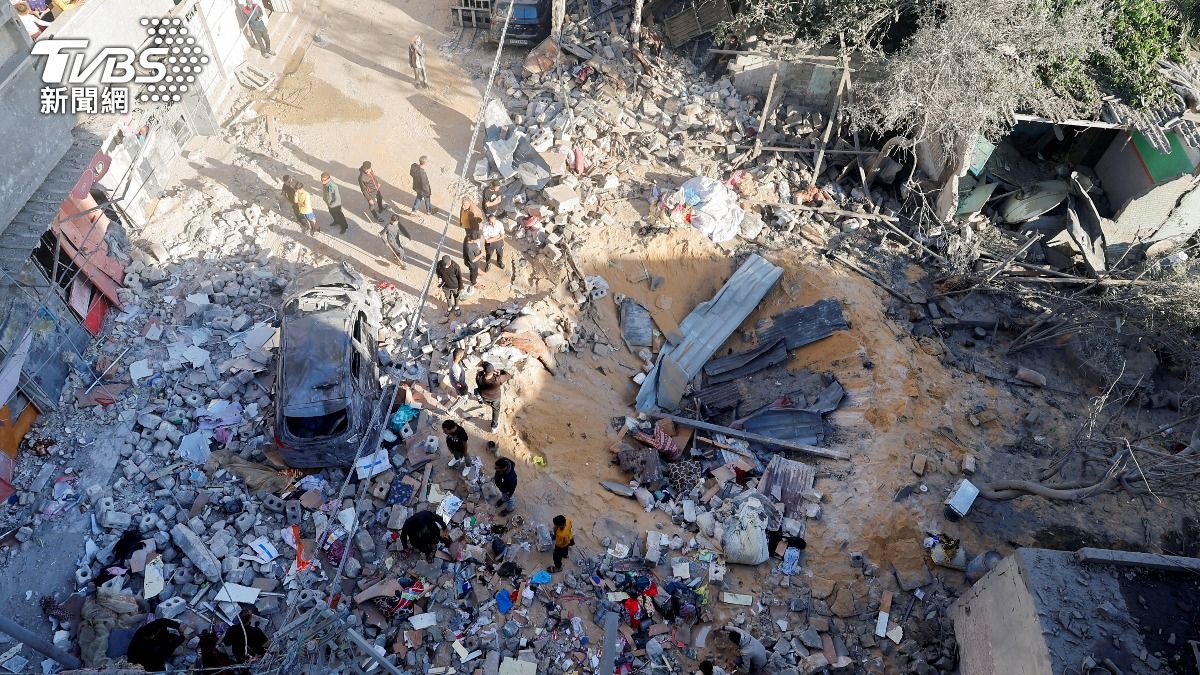 8日在拉法一處斷垣殘壁中遭以色列擊毀房舍。（圖／達志影像路透社）