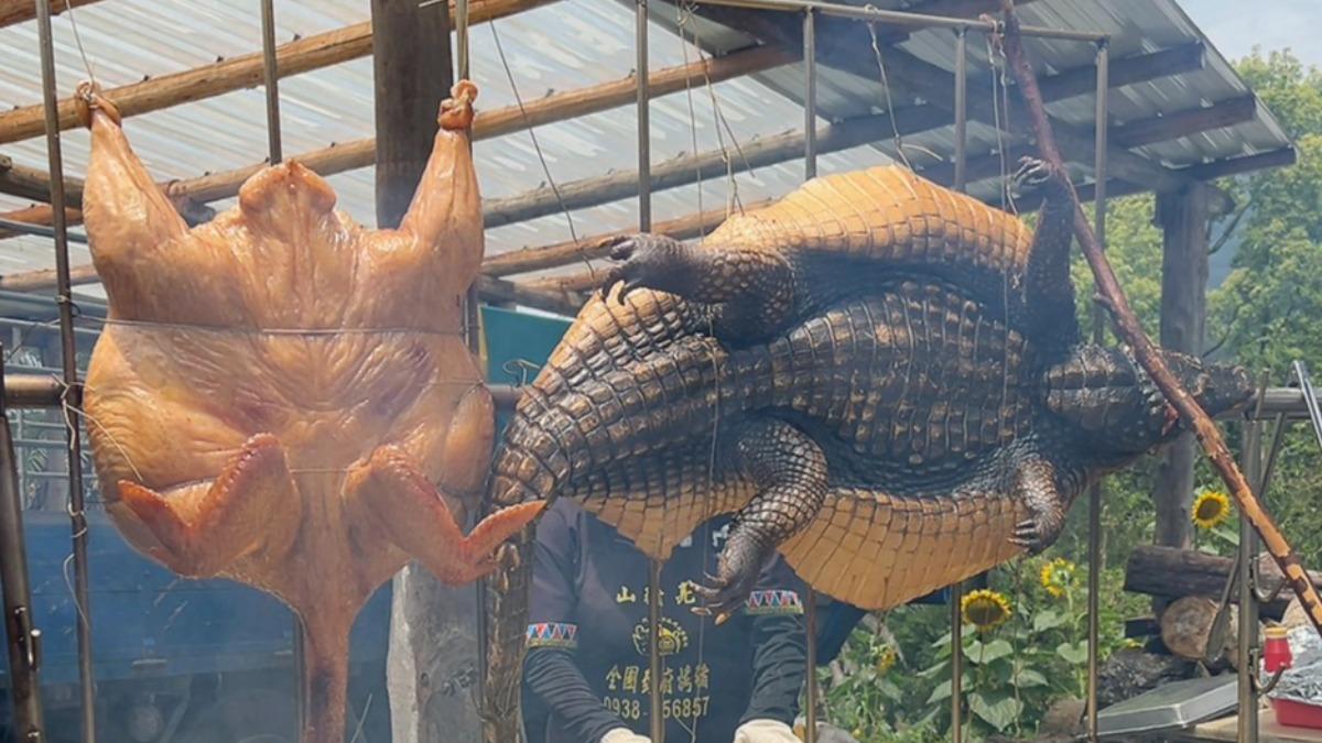 鱷魚被綁在烤網上，新奇的畫面讓部落民眾驚呼不已。（圖／思乃泱提供）