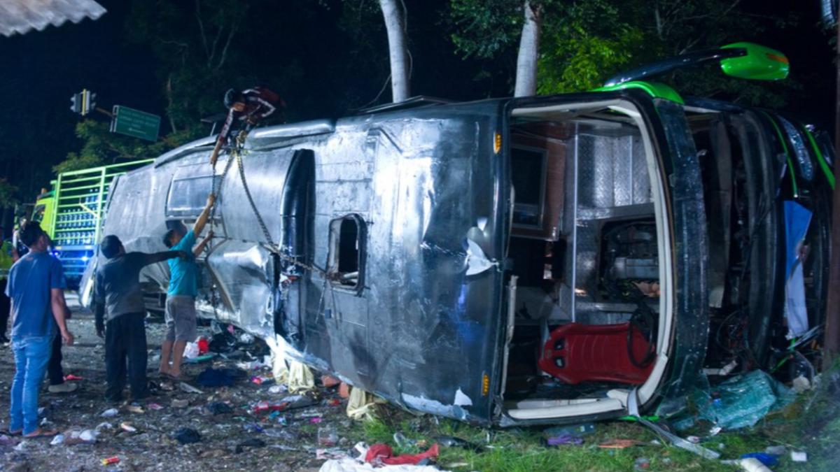 印尼驚傳遊覽車翻覆意外，導致11人死亡。（圖／翻攝自X@XHNews）