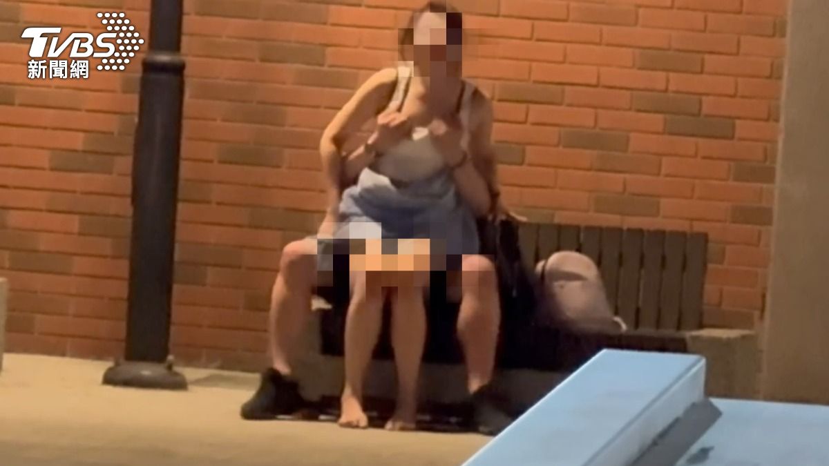 一對男女上長椅上上演活春宮。（圖／TVBS）