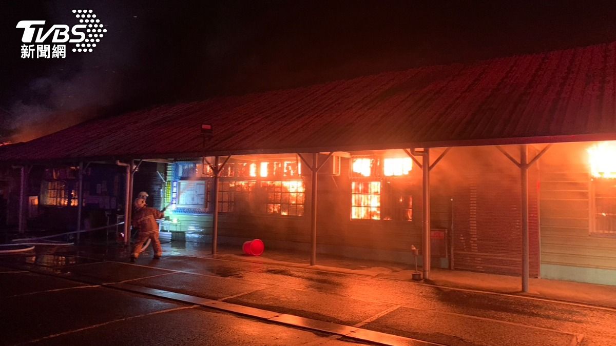 新竹老字號冰店「資源莊」晚間發生火警。（圖／TVBS）