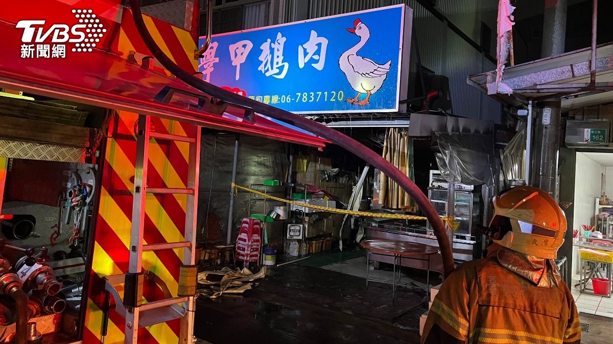 台南學甲一間鵝肉店於凌晨起火，共5人受困被消防架梯救出。（圖／TVBS）