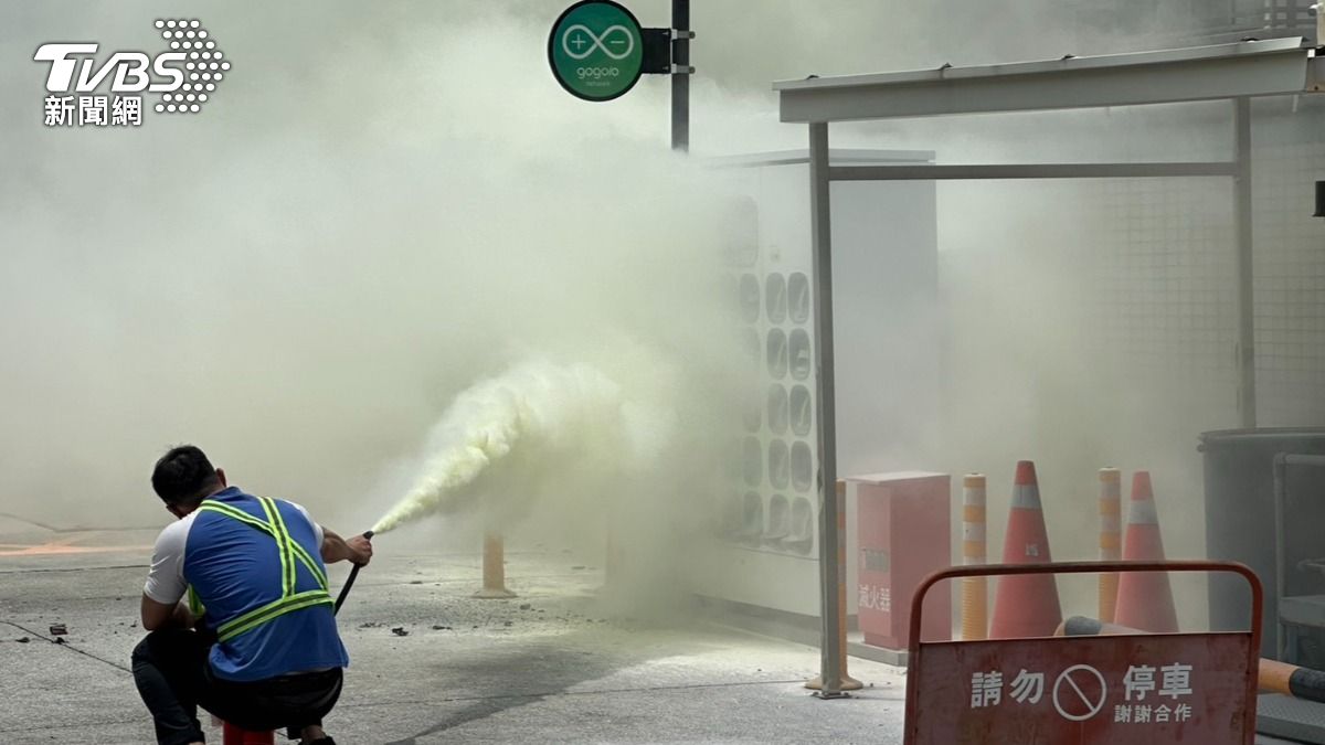 高雄市前金區一處Gogoro換電站突然爆炸起火。（圖／TVBS）