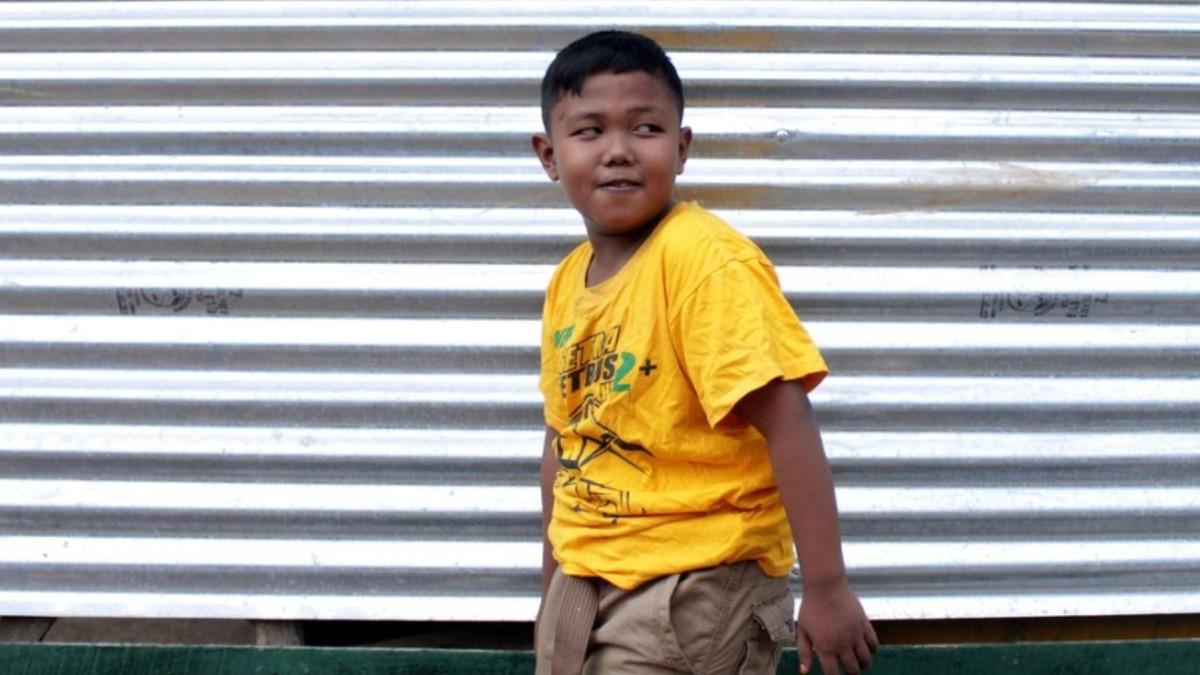 印尼蘇門達臘有一名男童，年僅兩歲就開始抽菸，順利戒掉菸癮的他，身體產生驚人變化，幾乎認不出是同一人。（圖／翻攝自news.com.au）