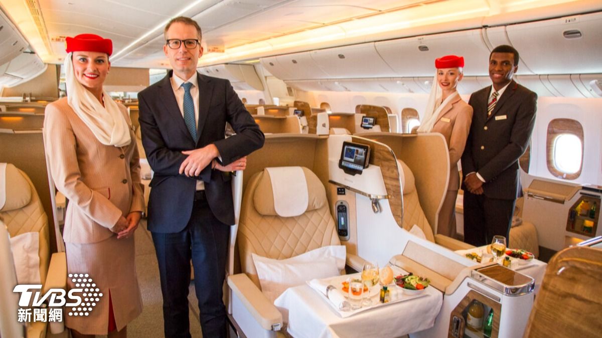 阿聯酋航空2023財政年度獲利與營收破紀錄，讓員工驚喜獲得5個月大紅包。（圖／達志影像美聯社）