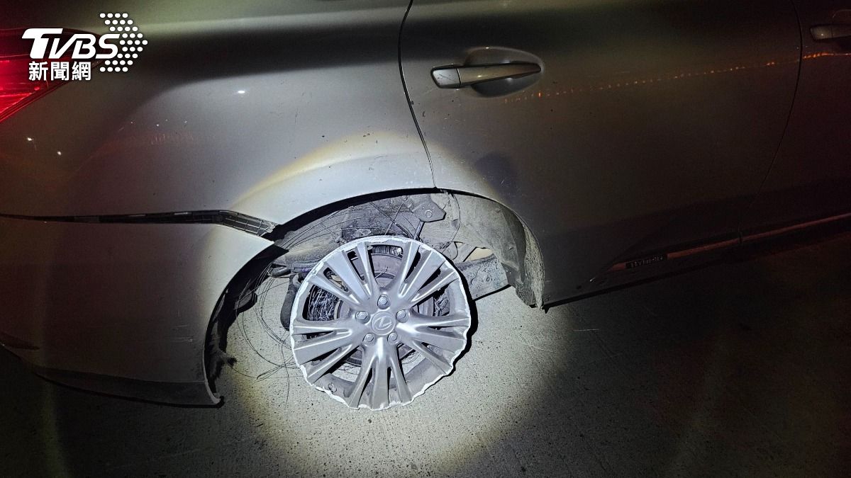 Lexus爆胎之後依然行駛，遭國道警方開罰。（圖／TVBS）