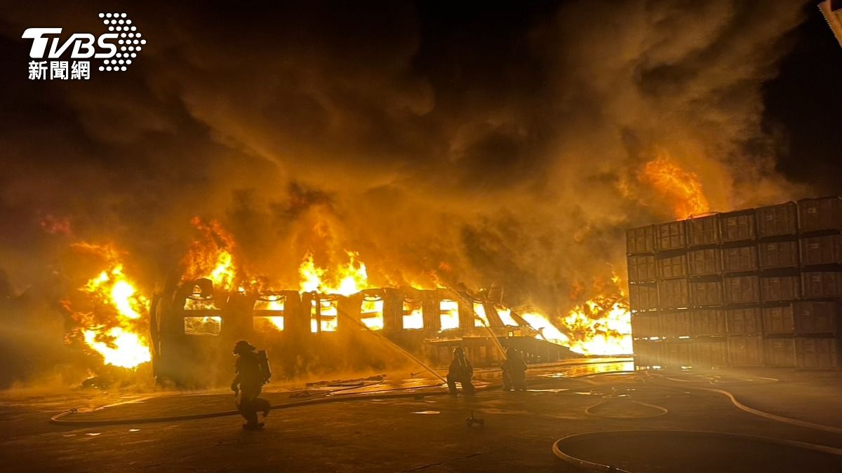 台南佳里塑膠廠全面燃燒　大量消防趕往灌救