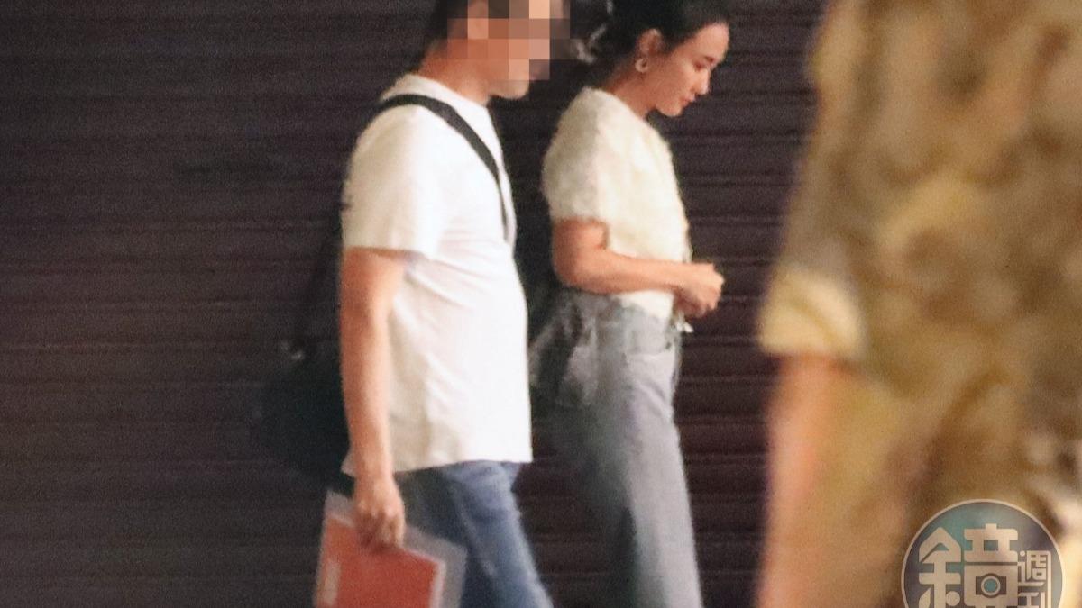 5月3日22：00，何妤玟（右）的晚餐約會約莫一個小時，離開餐廳後兩人並肩散步。（圖／鏡週刊）