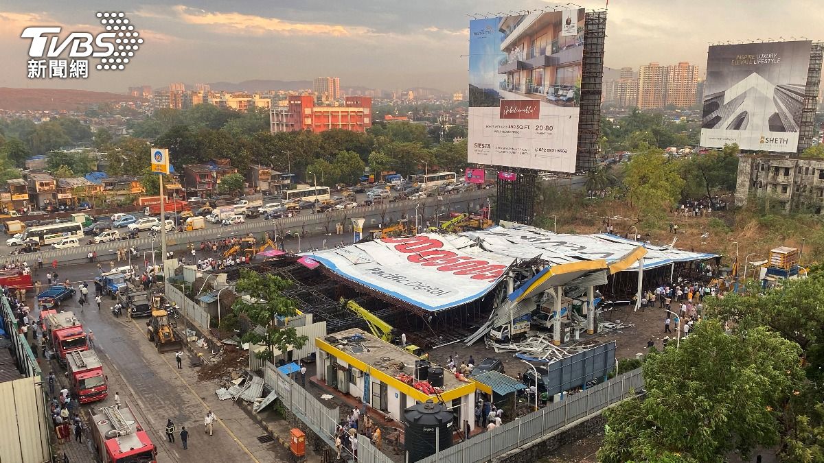 印度孟買驚傳巨型廣告看板倒塌，造成14人死亡和至少60人受傷。（圖／達志影像路透社）