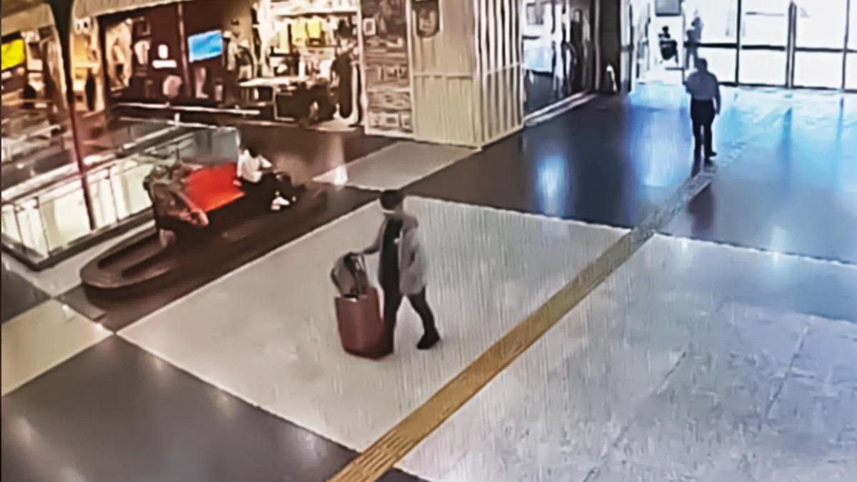張男帶著行李箱逃亡，被車站監視器清楚拍下。（圖／翻攝畫面）