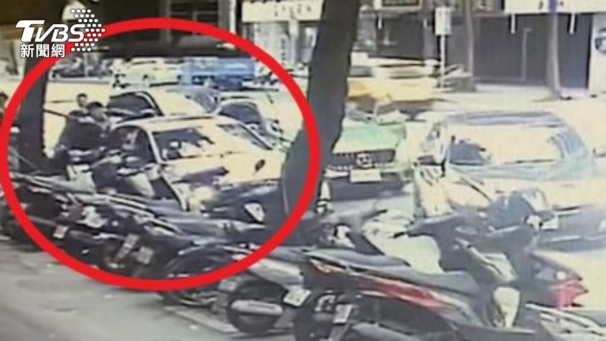 嫌犯當街砸車。（圖／TVBS）