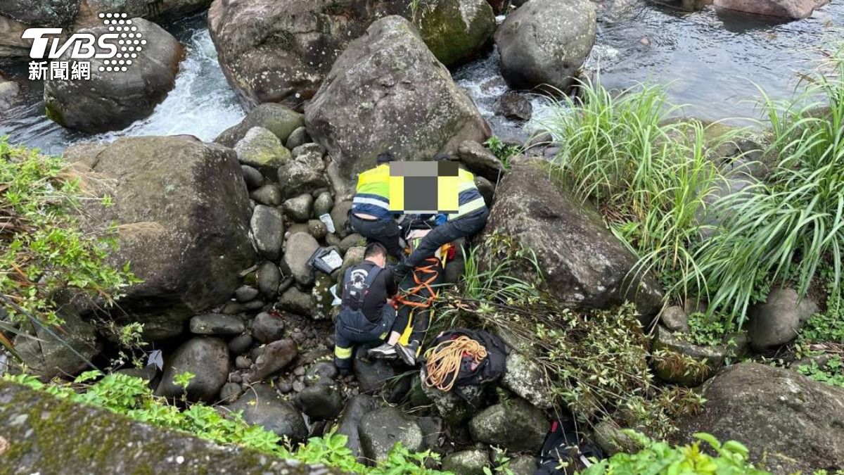 男子自撞電線杆後墜溪，警消到場救援。（圖／TVBS）