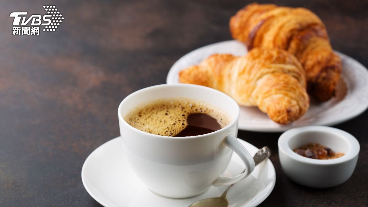 經典早餐組合「麵包配咖啡」吃多恐使腸胃爆病。（示意圖／shutterstock達志影像）