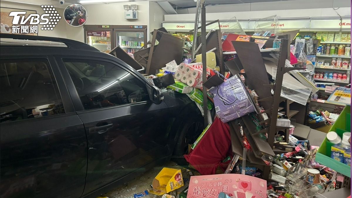 汽車撞進超商，現場一團混亂。（圖／TVBS）