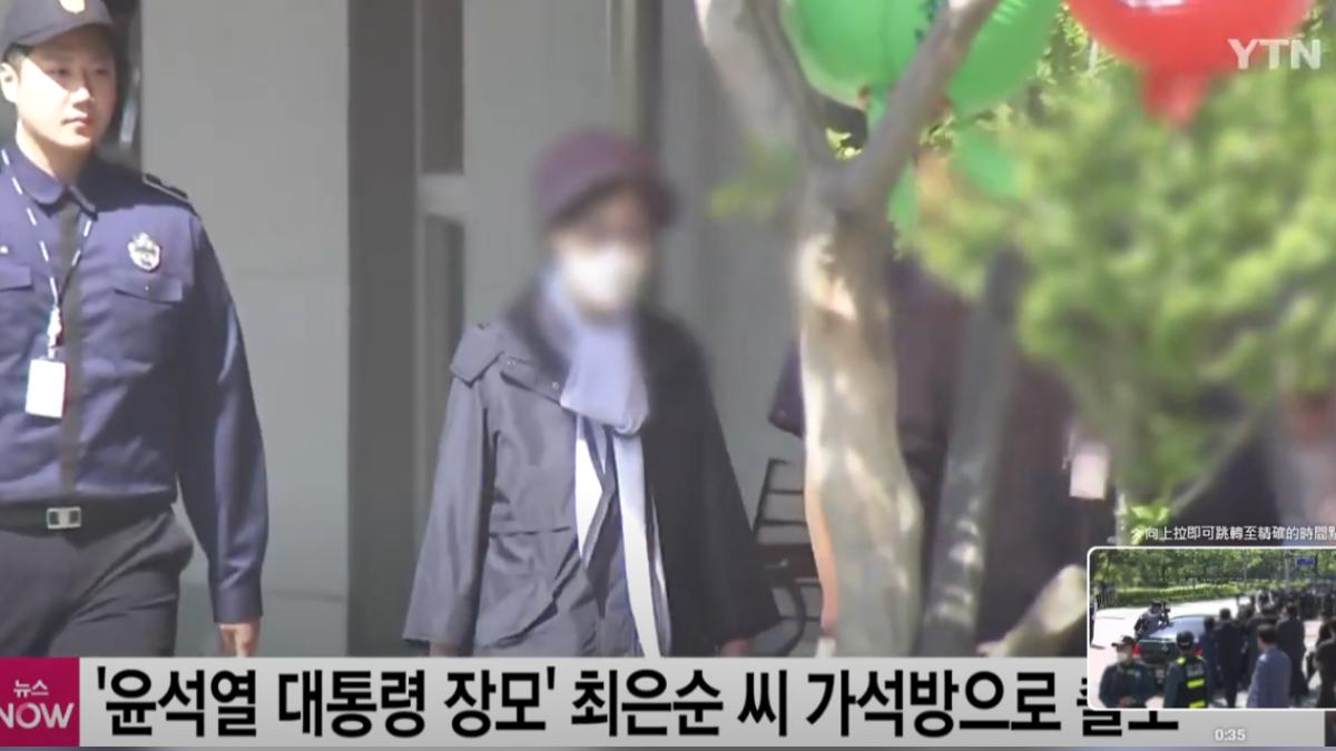 南韓總統岳母崔銀順因偽造文書入獄，14日獲假釋提前出獄。（圖／翻攝自YTN新聞影片）