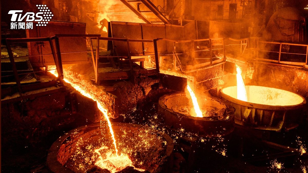 日本製鐵疑有員工不慎掉進攝氏1000度煉鋼爐。（示意圖／shutterstock 達志影像）
