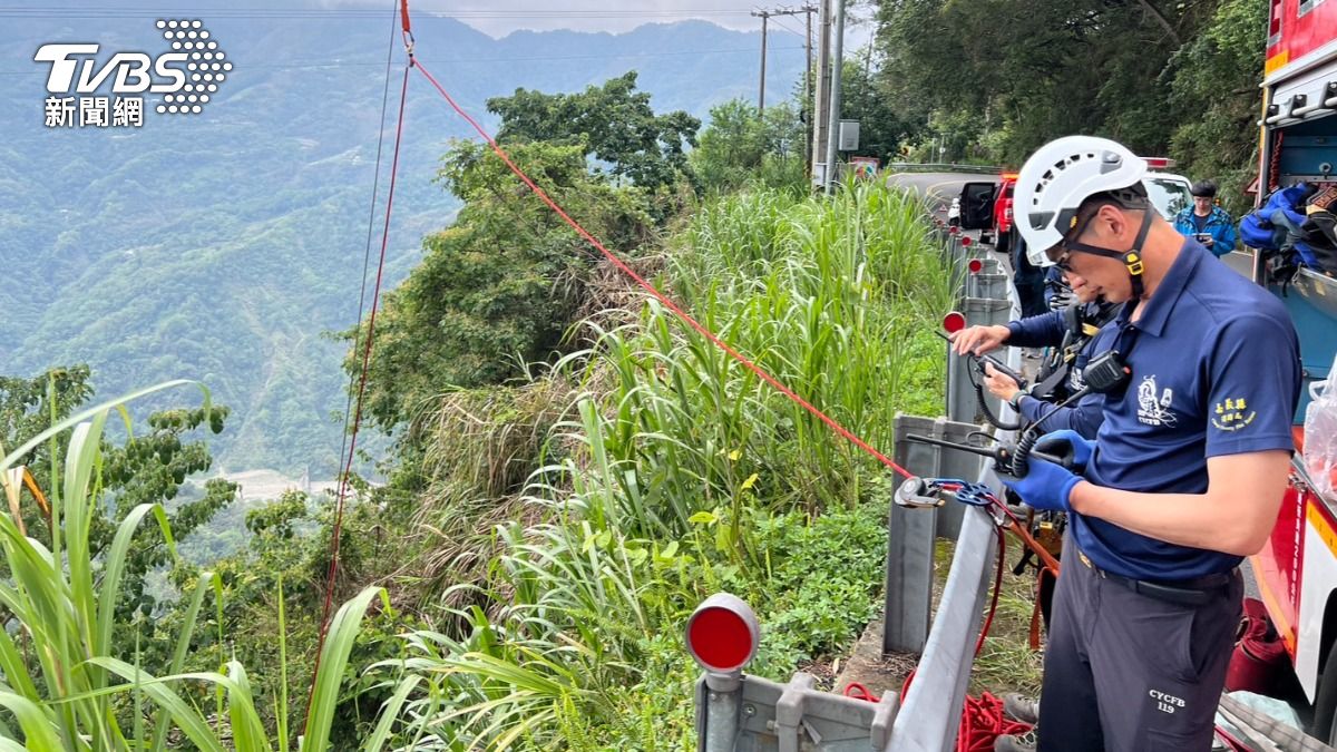 男子掉落300米深的山谷下，警消於墜落點發現草木折痕。（圖／TVBS）