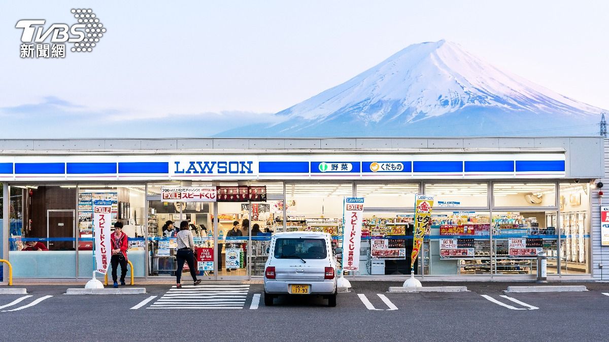 LAWSON河口湖站前店將設置一面高度約2.5公尺、寬度約20公尺的遮光幕阻擋拍攝富士山。（圖／達志影像Shutterstock）