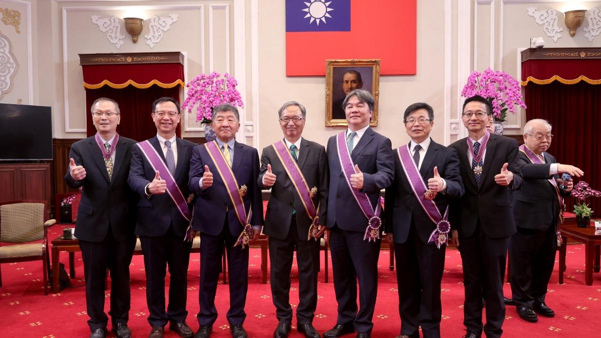 President Tsai honors national security team with medals (Presidential Office) President Tsai honors national security team with medals