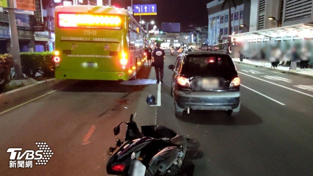 14晚間近10時輔大捷運站前發生車禍，女騎士送醫後於10時44分急救無效。（圖／TVBS）