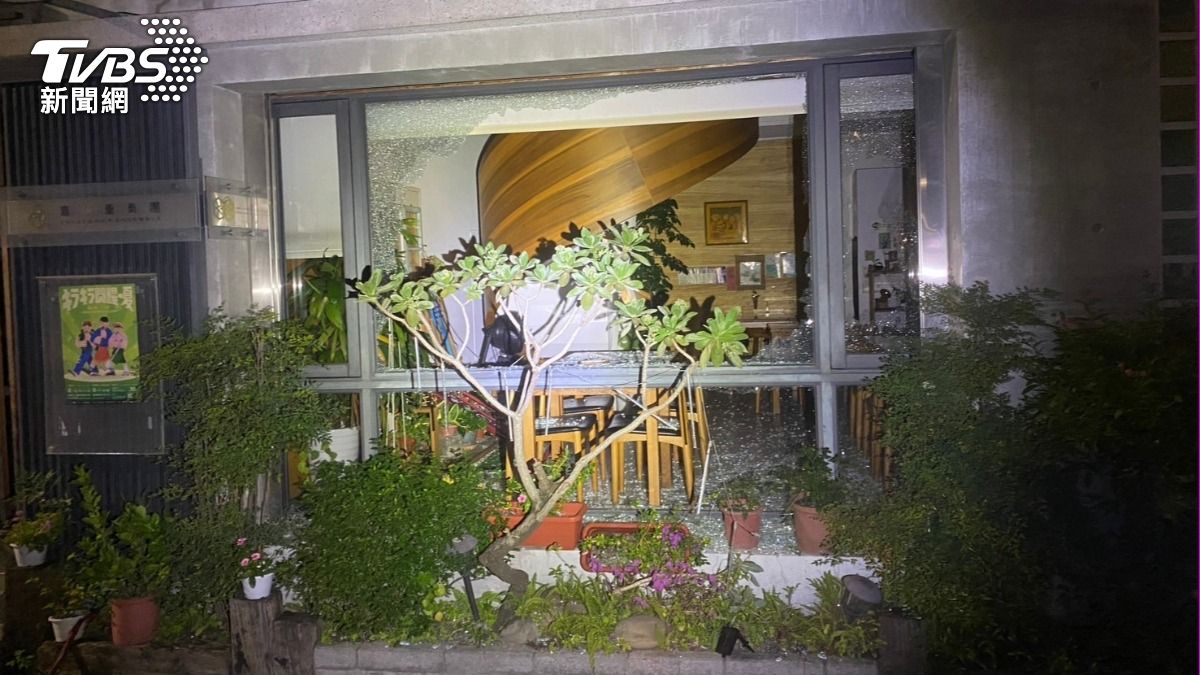 嘉義市中興路一間簡餐店14日清晨遭人砸店。（圖／TVBS）