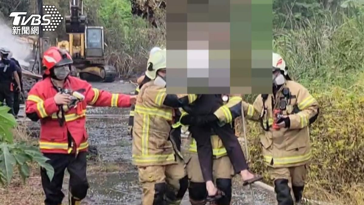 消防人員在火場後方找到失聯老翁，警方發現老翁竟為公共危險通緝犯。（圖／TVBS）