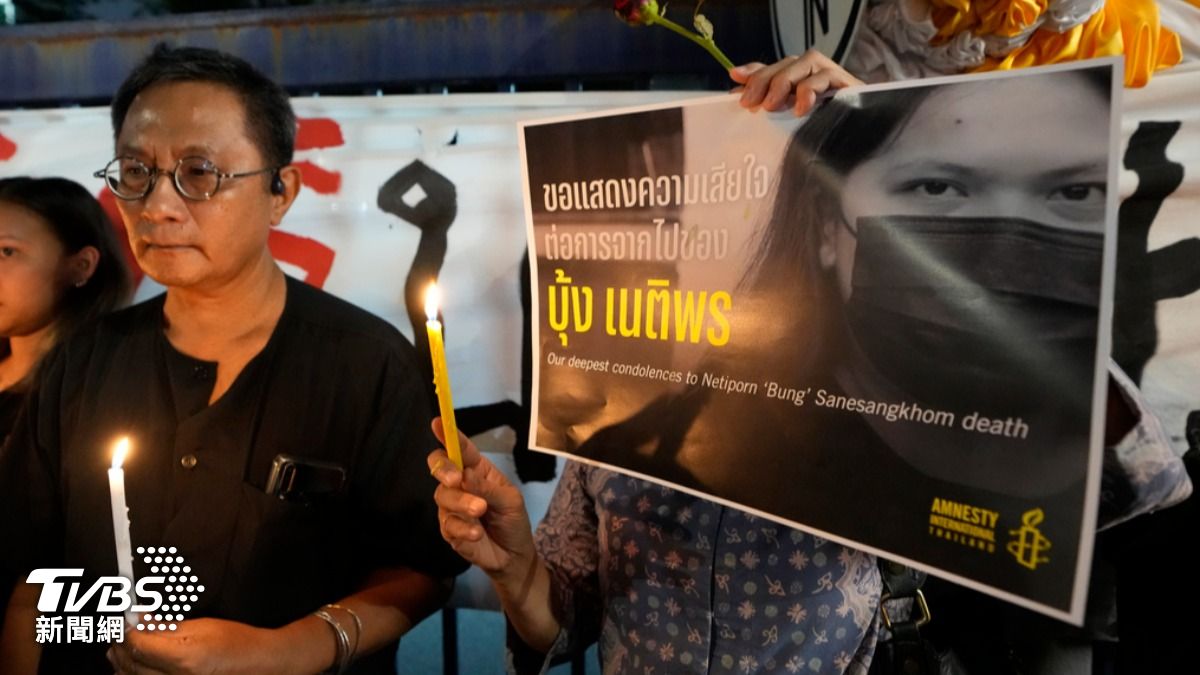 反對大不敬罪的泰國年輕女性奈提蓬（右），在絕食65天後心臟驟停死亡。（圖／達志影像美聯社）