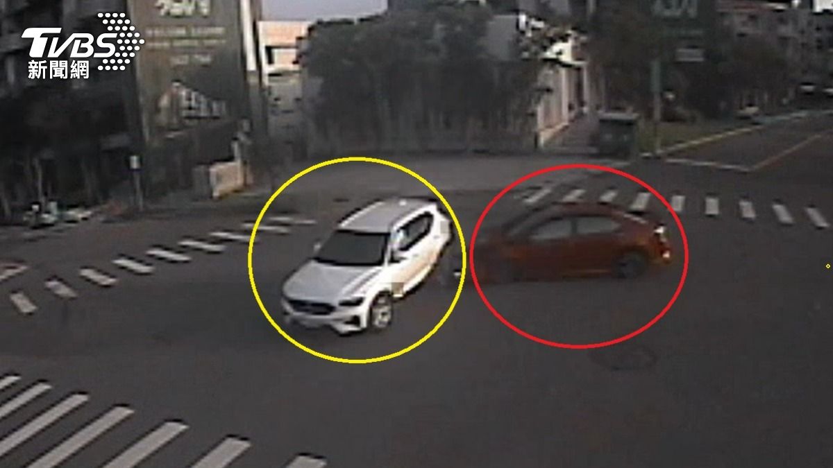 兩車駕駛皆受輕傷。（圖／TVBS）