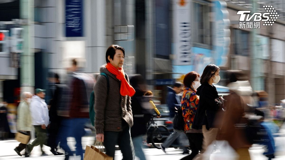 日本民眾在東京街上購物（圖／路透社）