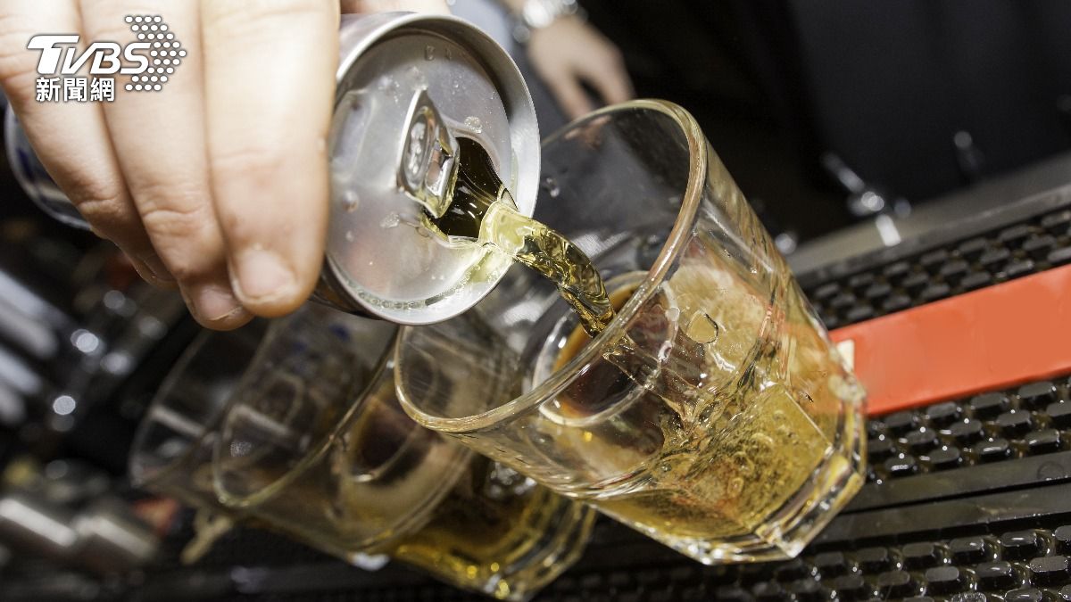能量飲料混酒恐增加中毒風險。（示意圖／Shutterstock達志影像）