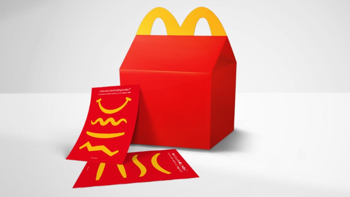 孩子們能使用麥當勞提供的「心情貼紙」，依據自己的心情貼上餐盒。（圖／翻攝自英國麥當勞）