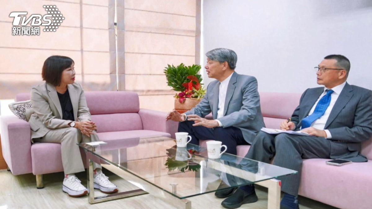 準經濟部長郭智輝日前拜會國民黨立委們討論能源議題。（圖／TVBS）